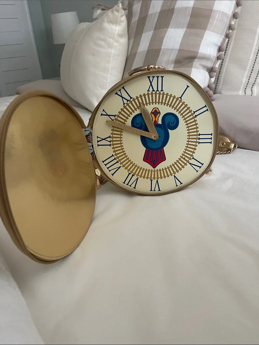 Disney round gold